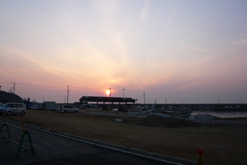 ▲冬の夕日はどこか寂しげです