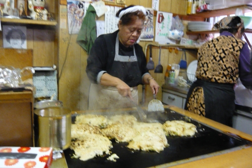 ▲”おねえさん”が焼いてくれます。
