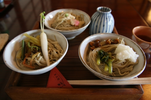 ▲季節の味と三種類のお蕎麦が味わえます