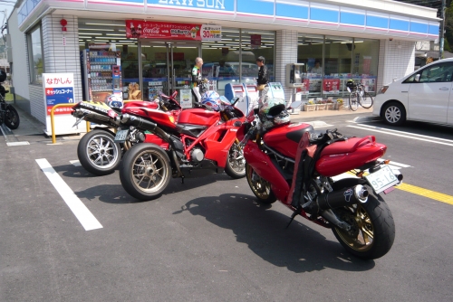 ▲篠山のローソンで休憩