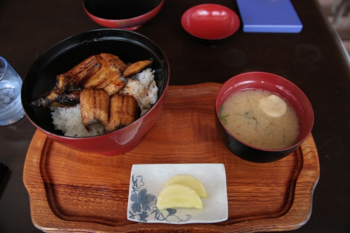 ▲清流四万十の鰻丼。頭付き！