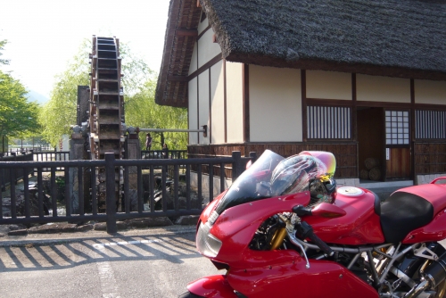 ▲水車と愛車SS