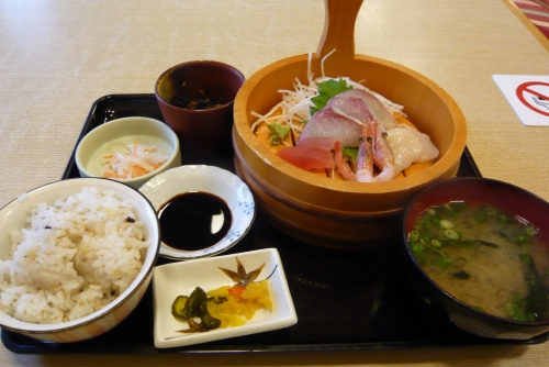 ▲最後はちょっと残念な夕食でした、、、