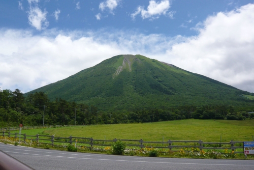 ▲みるくの里前の伯耆富士