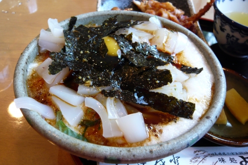 ▲「ドライブインよしだ」のイカ丼