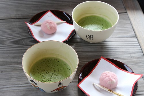 花より団子。まんじゅうと抹茶。